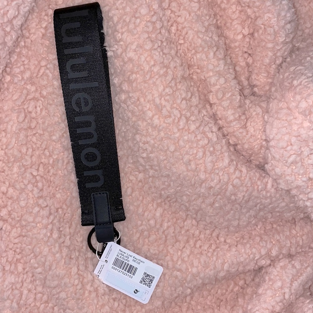 New Lululemone Neverlost keychain